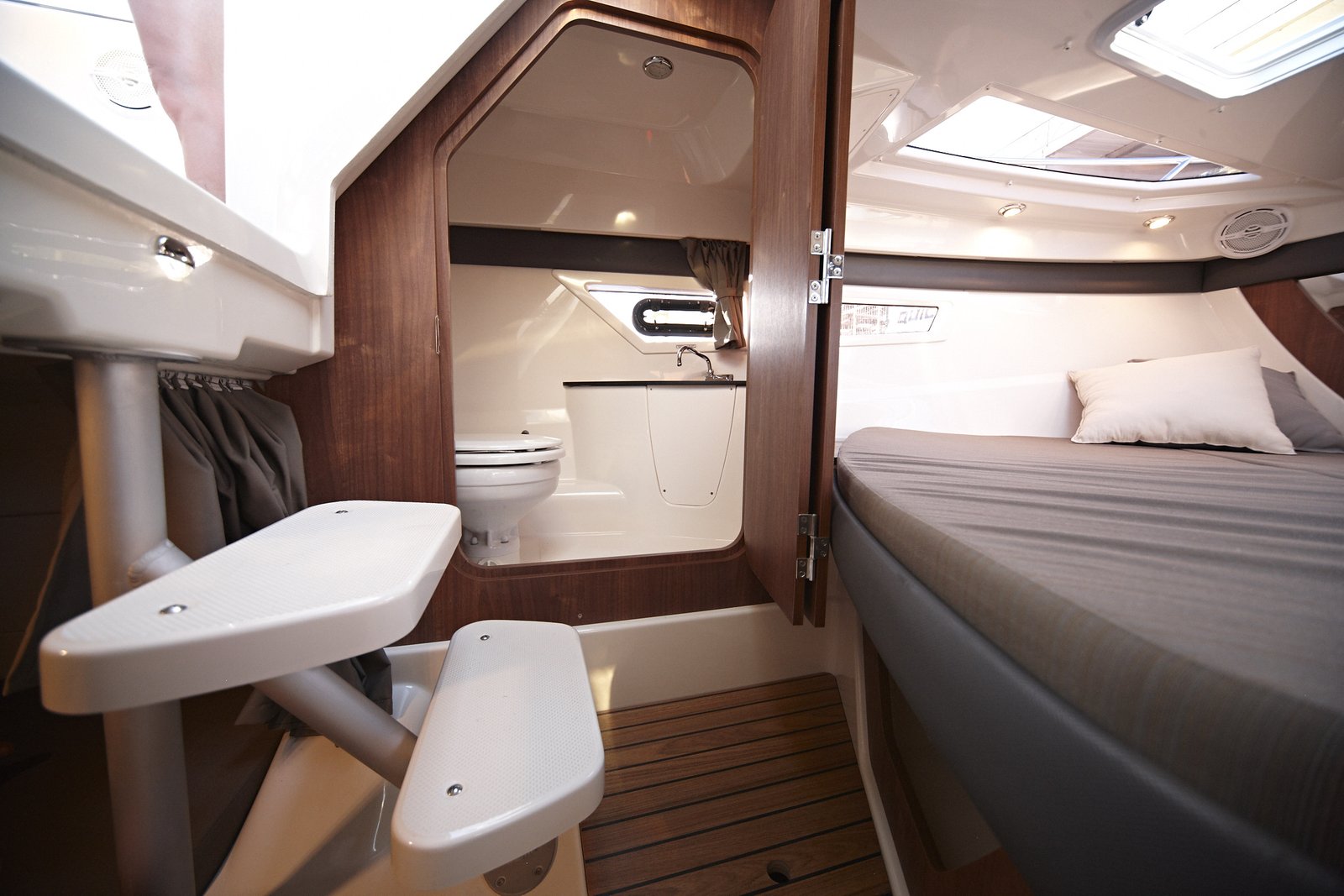 Activ 805 Cruiser cabin berth and en-suite