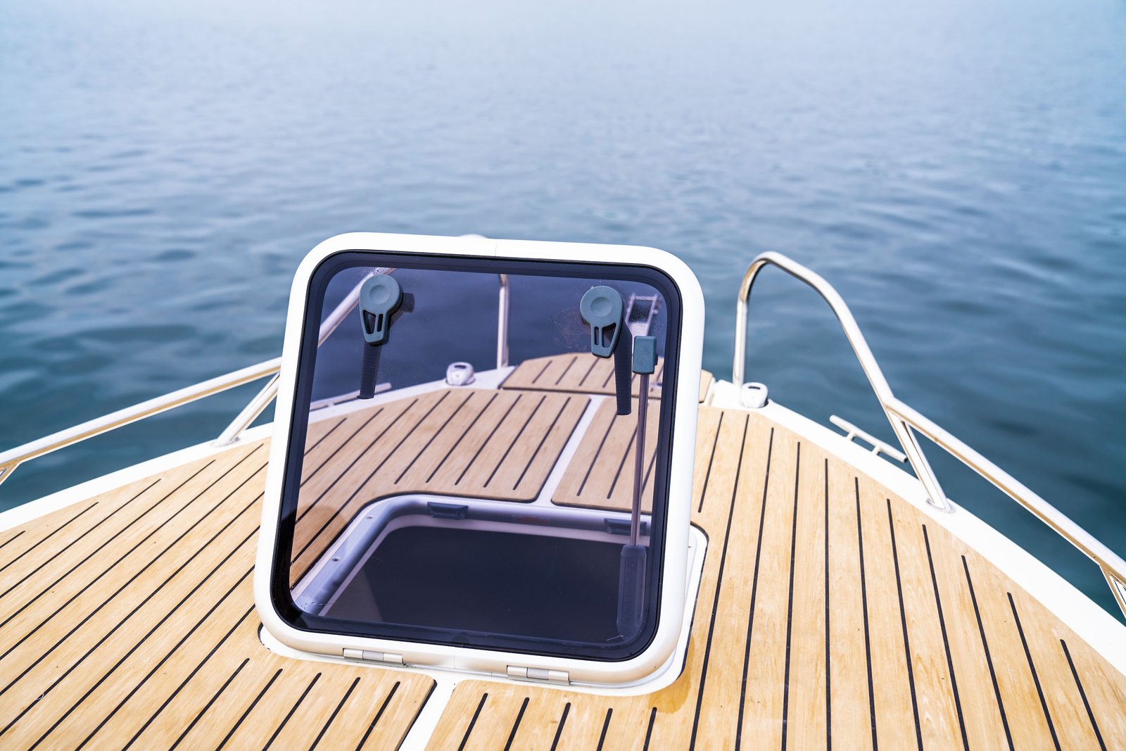 Activ 605 Cruiser teak foredeck and hatch
