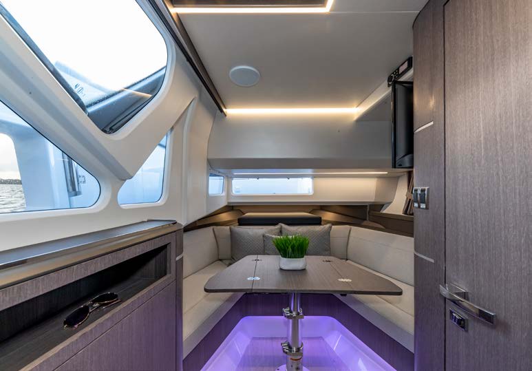 335 GTO lower-deck saloon dinette