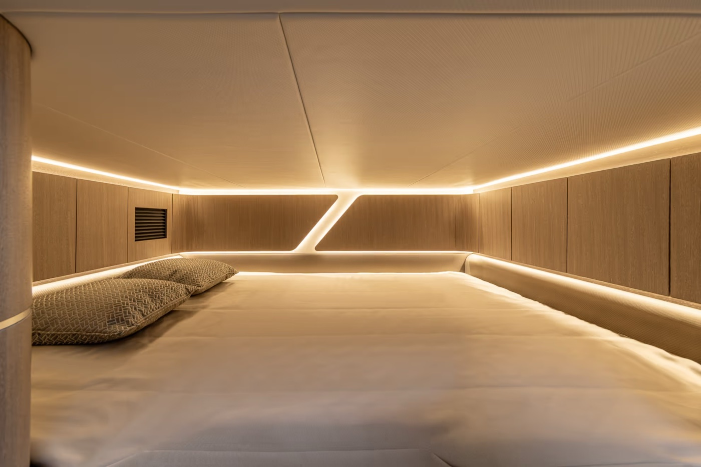 335 GTO guest cabin berth