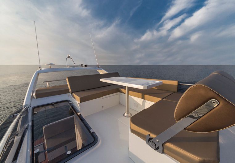 360 FLY flybridge seating and table