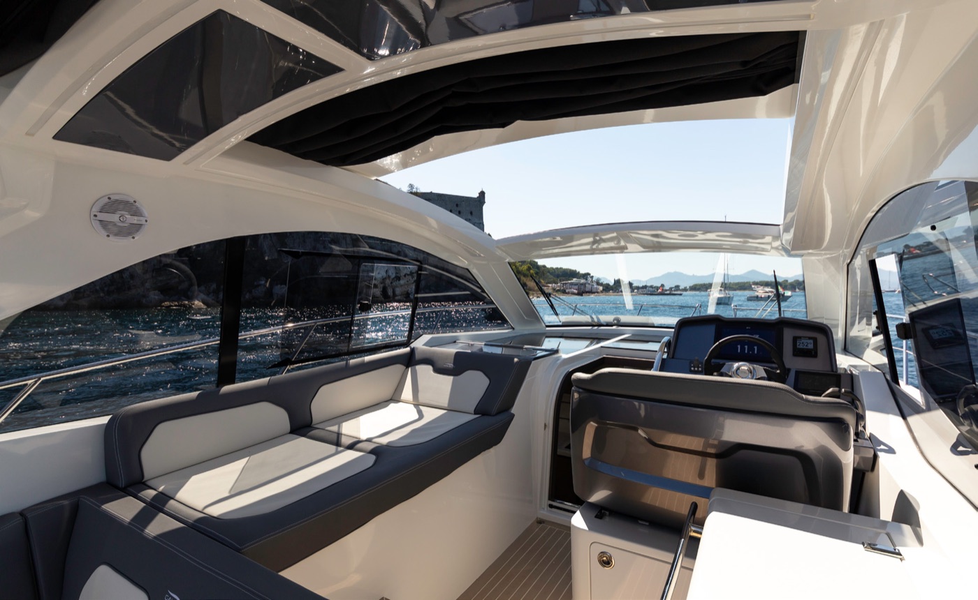 405 HTS cockpit and helm with the sunroof fully retracted