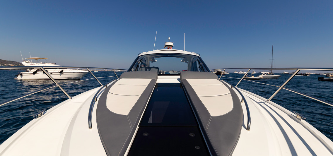 405 HTS foredeck twin sunpads