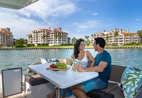 425 HTS open-air cockpit dining