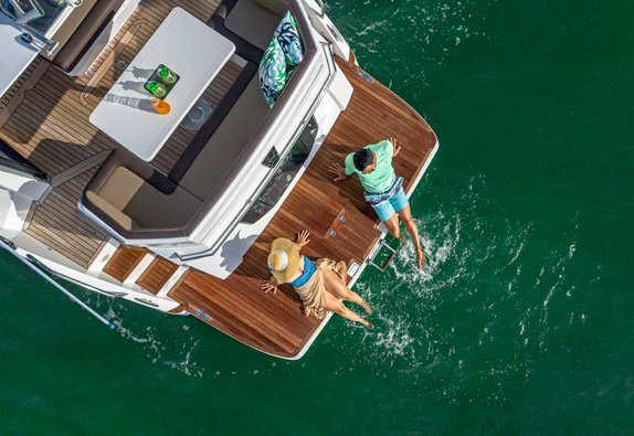 425 HTS stern swim platform