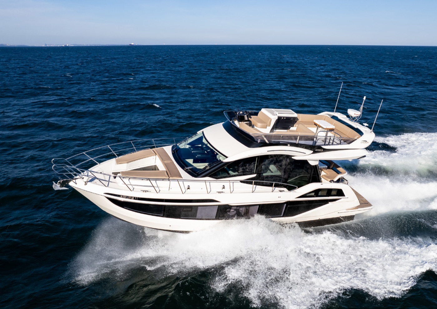 Galeon 480 FLY 破浪前行的侧面船影