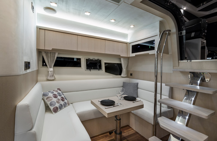 485 HTS lower deck dinette