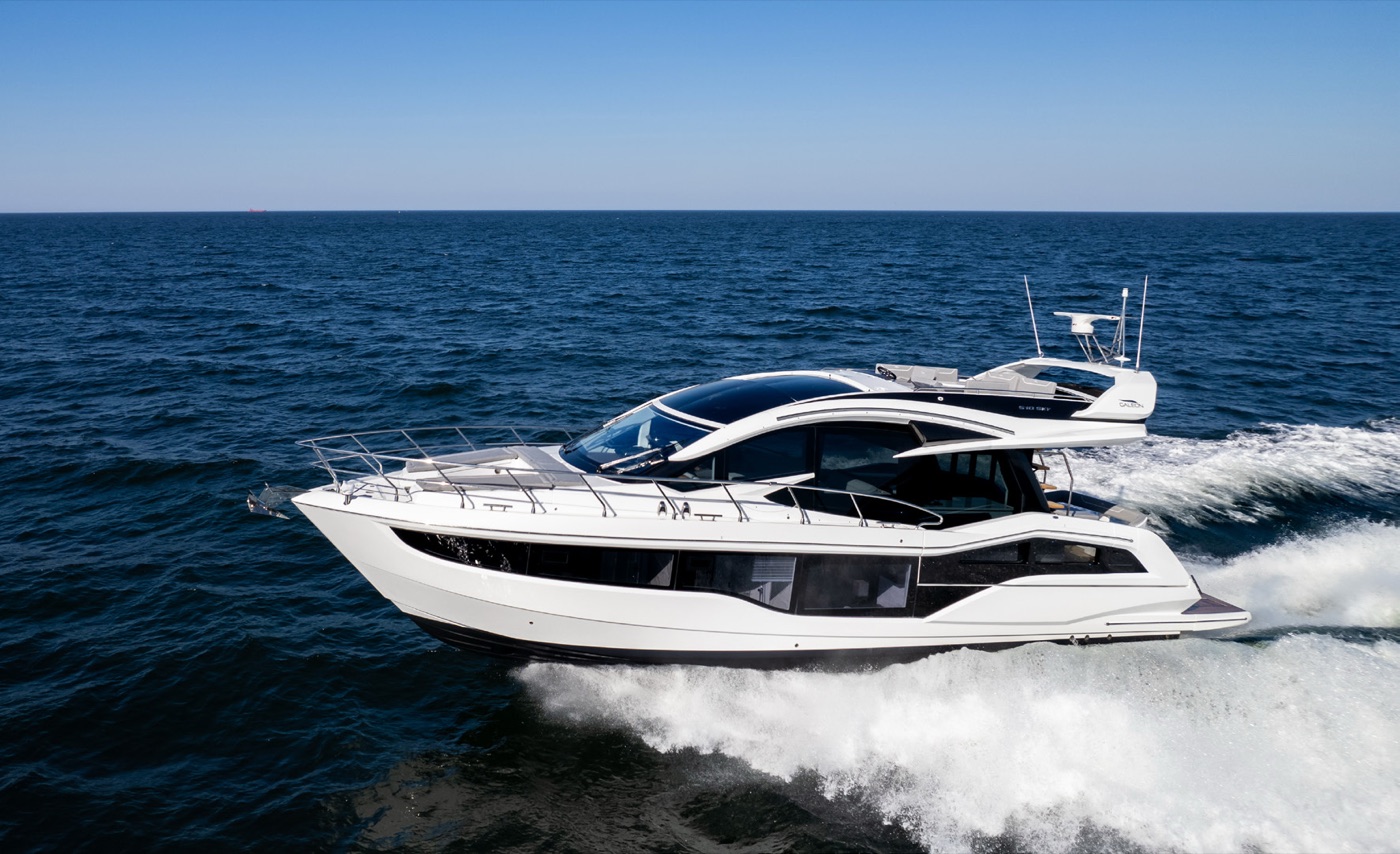 Galeon 510 SKY 高速航行侧影