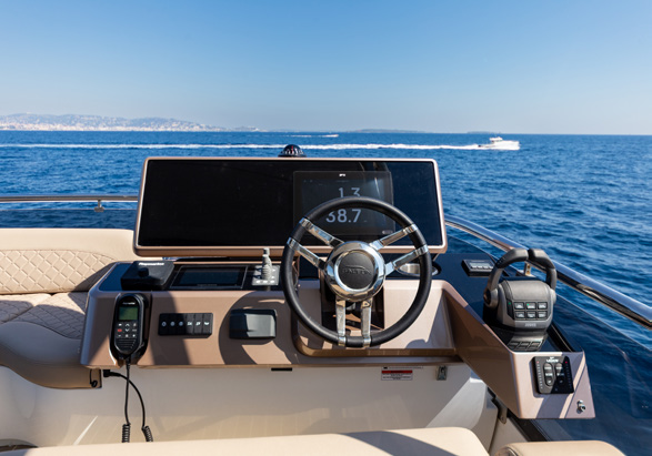 560 FLY flybridge helm