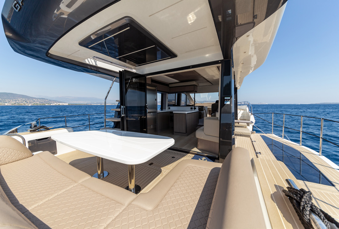 560 FLY aft cockpit dining