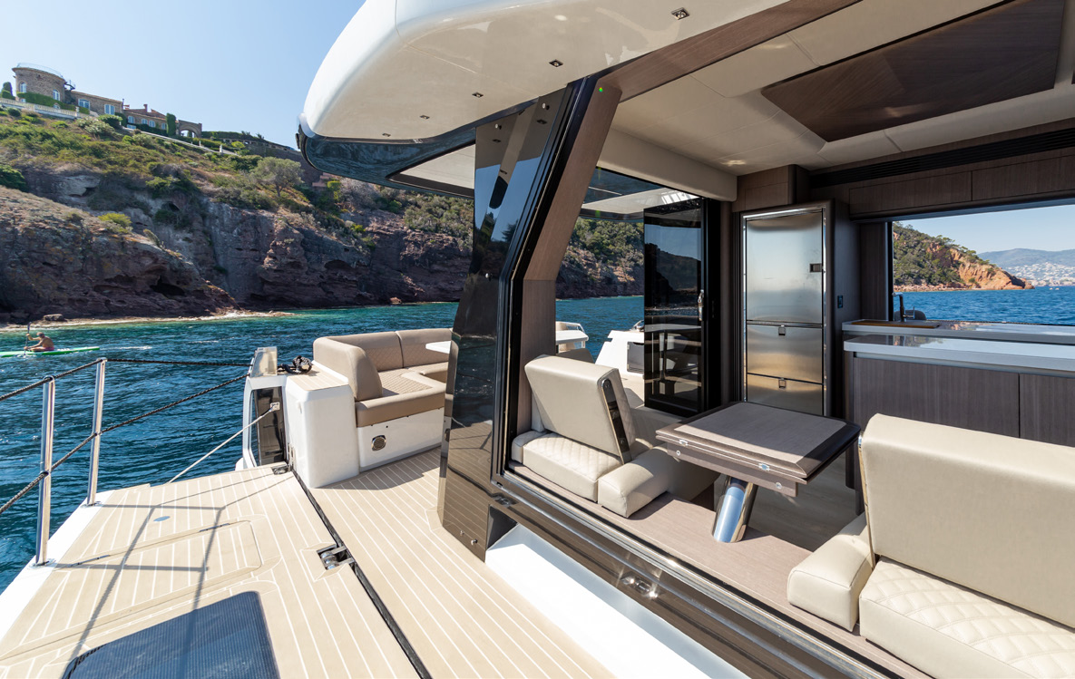 560 FLY aft deck lounge