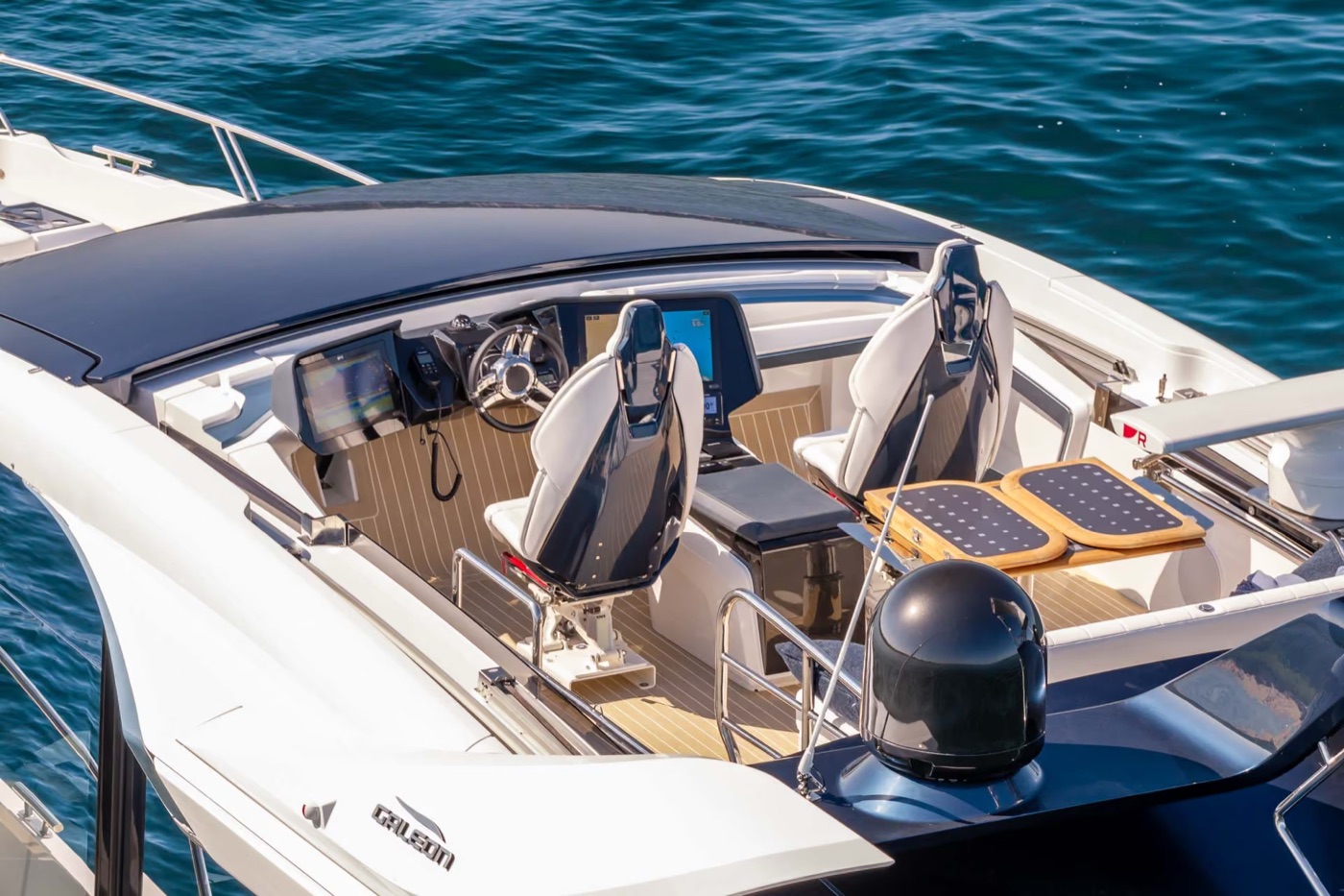 570 SKY top-deck helm
