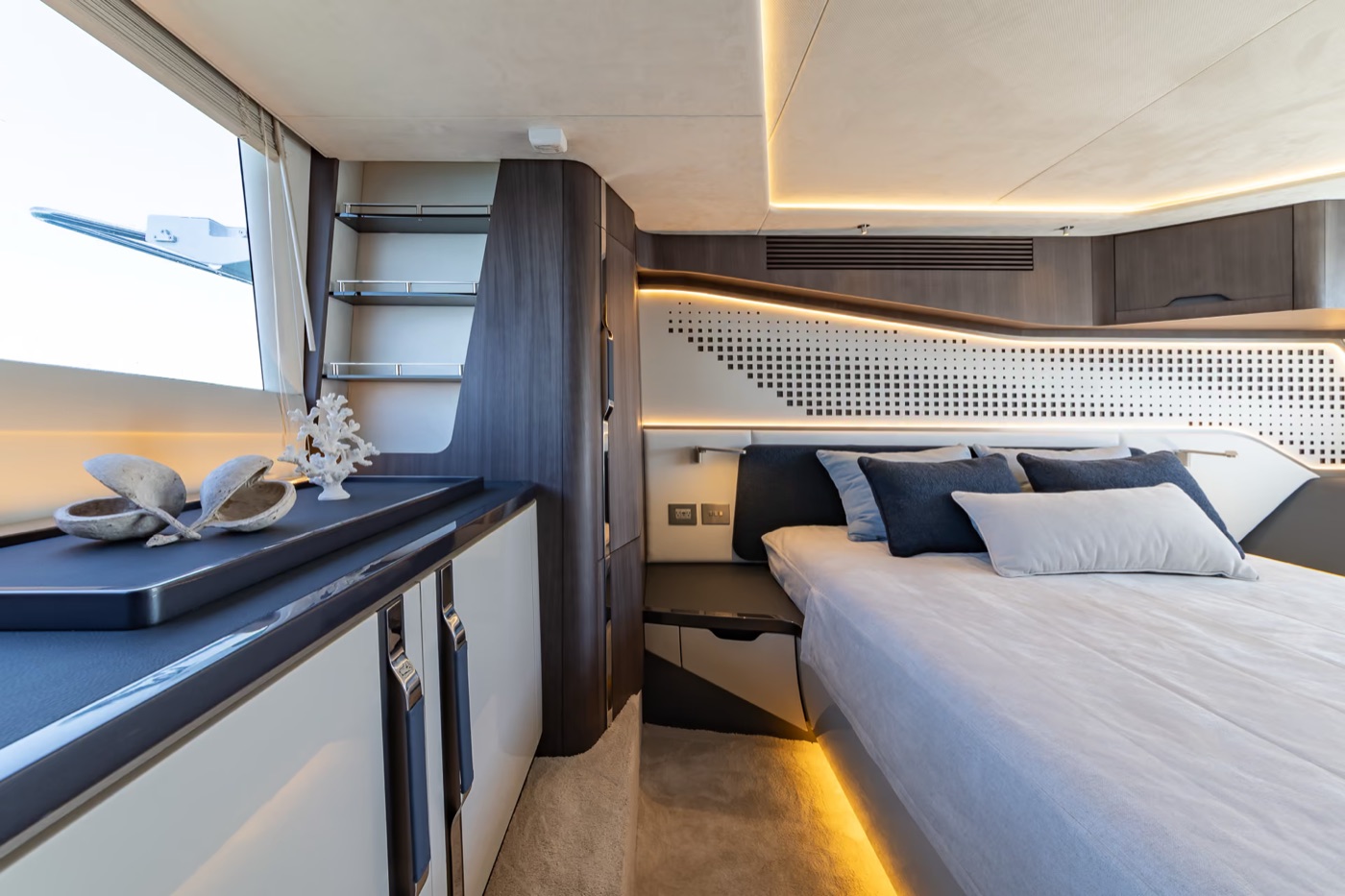 570 SKY master cabin