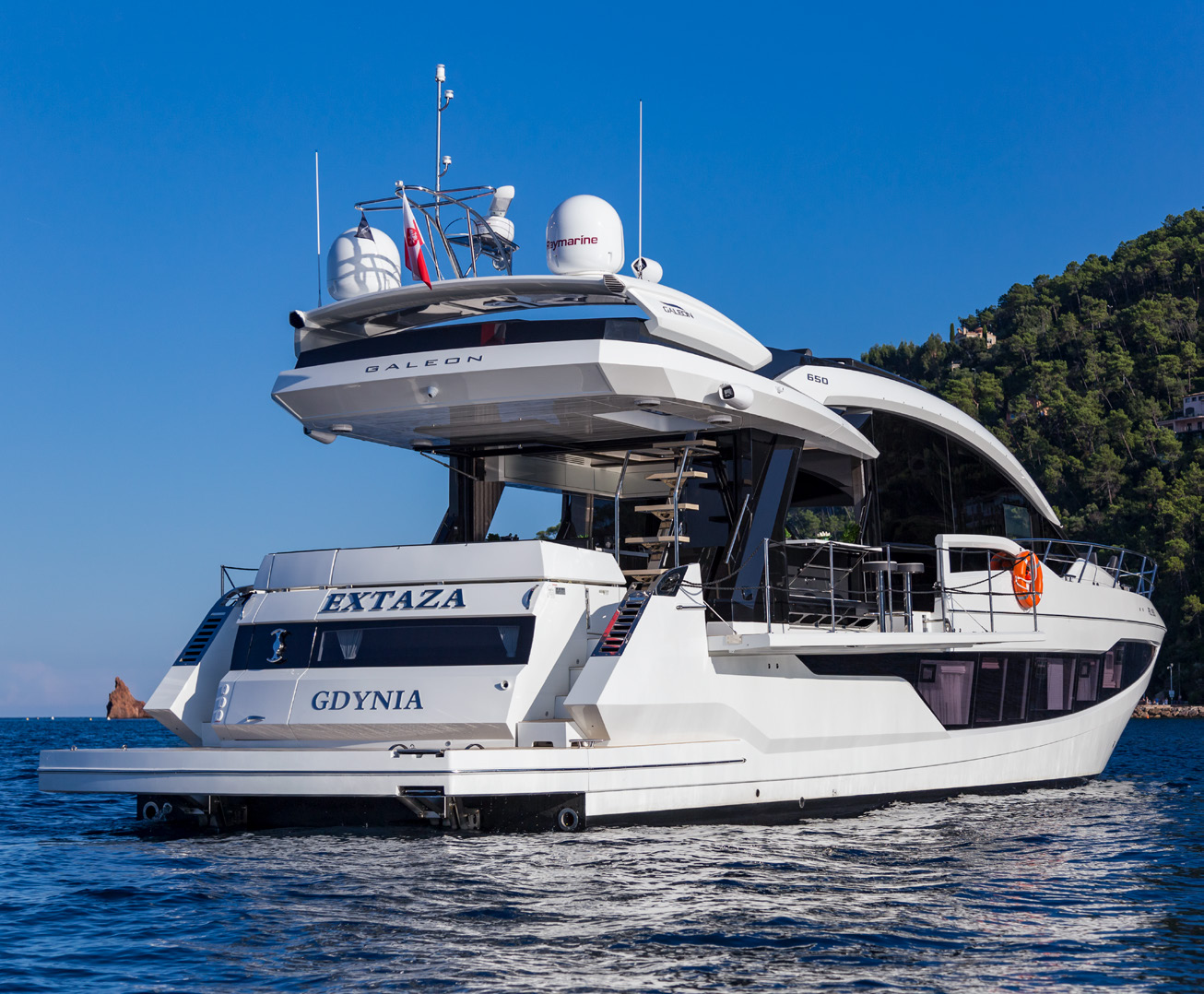 650 SKY stern view with swim platform