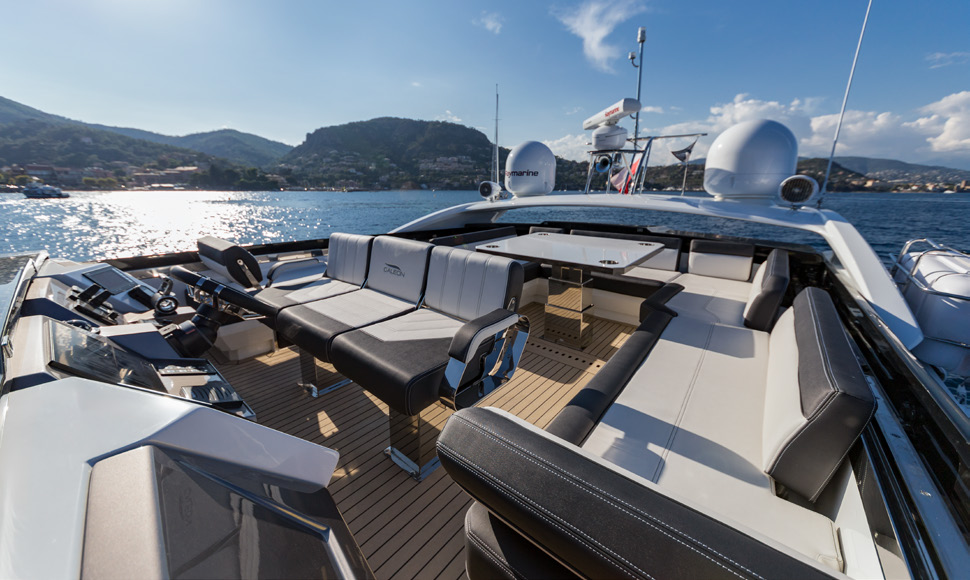 650 SKY top deck lounge