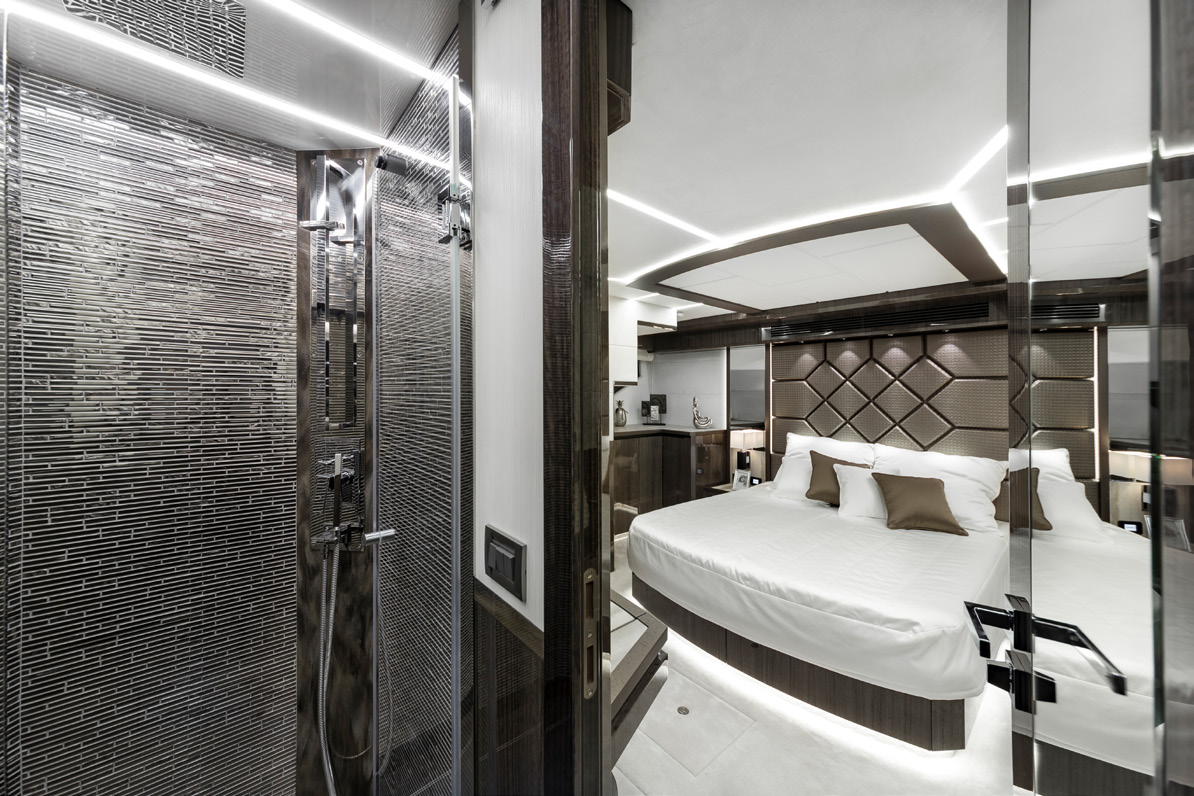 650 SKY cabin and separate shower