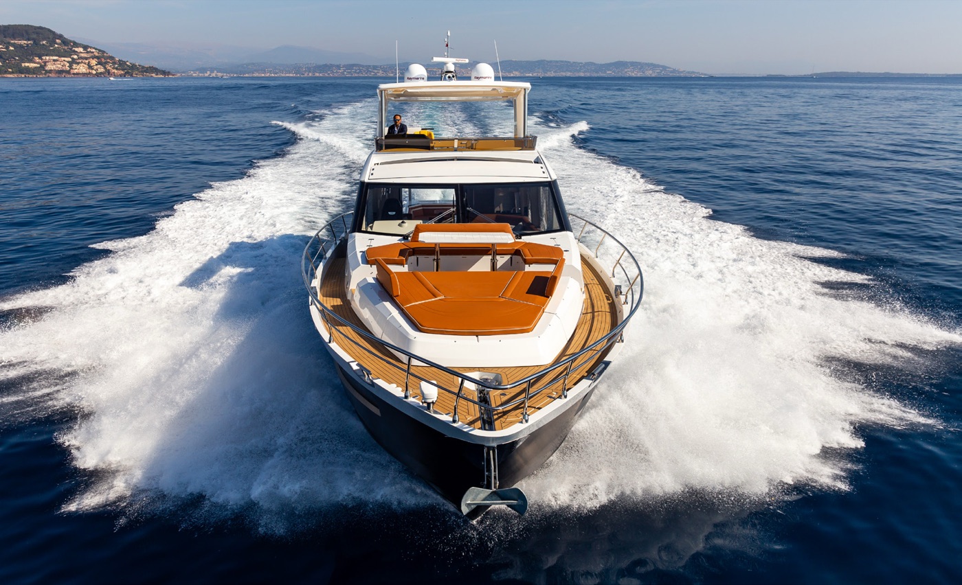 680 FLY running at speed, bow aerial view