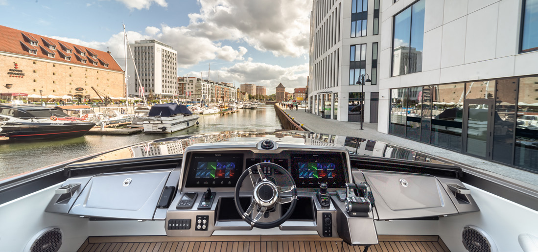 700 SKY Skydeck helm with twin navigation screens