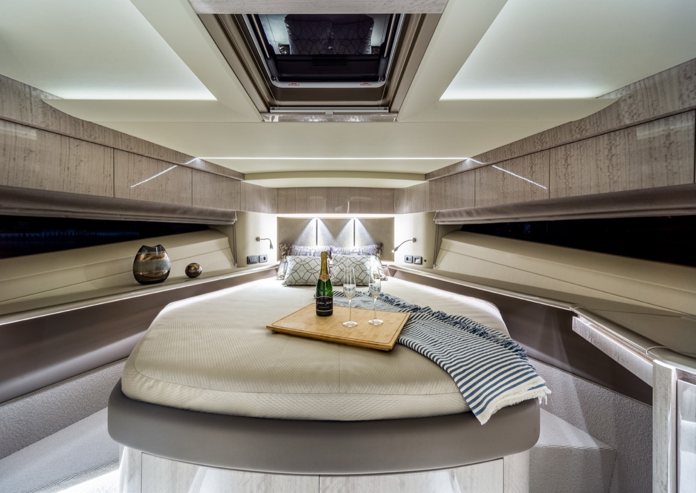 700 SKY forward VIP cabin island berth