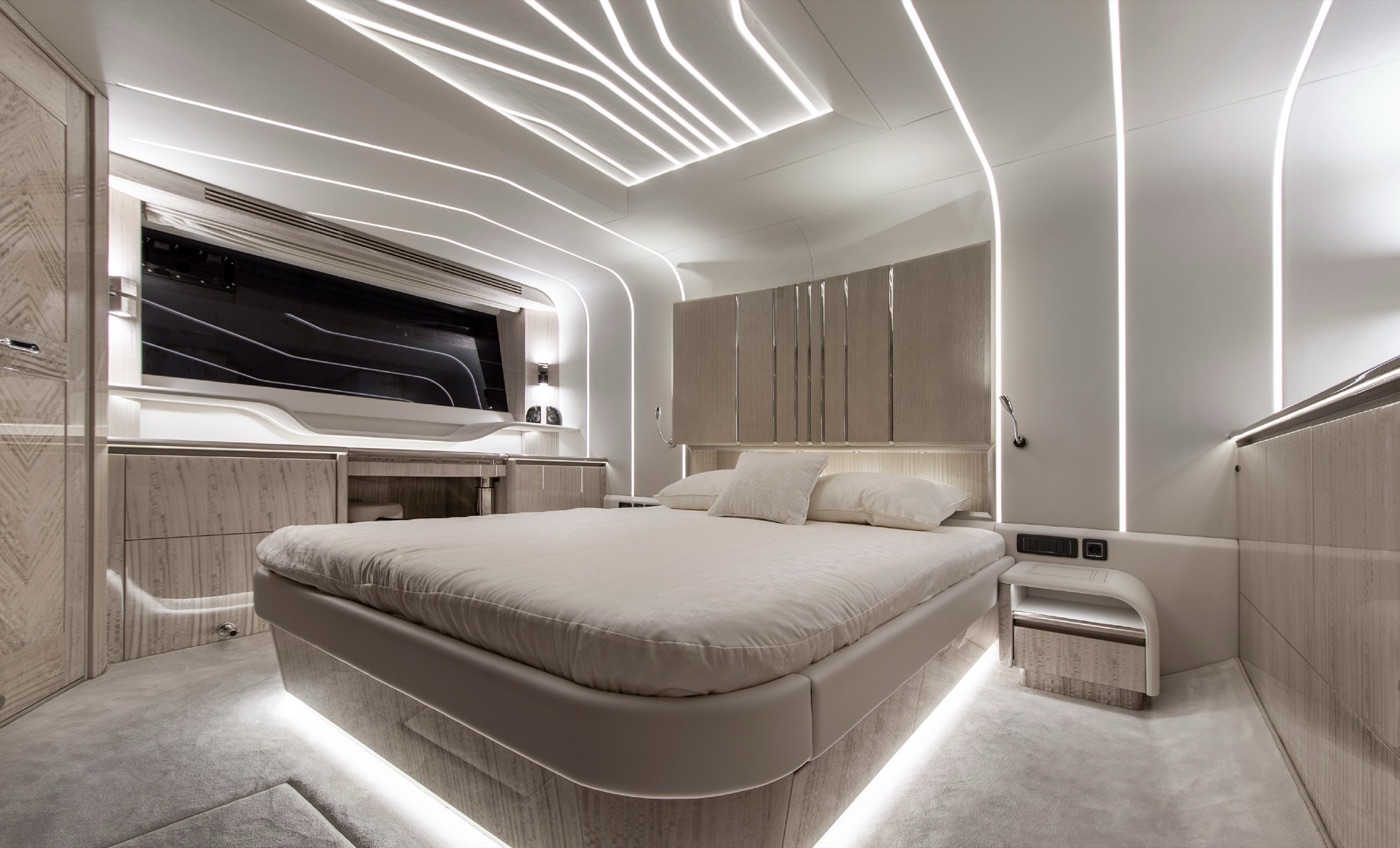 700 SKY owner's cabin double berth and hull window