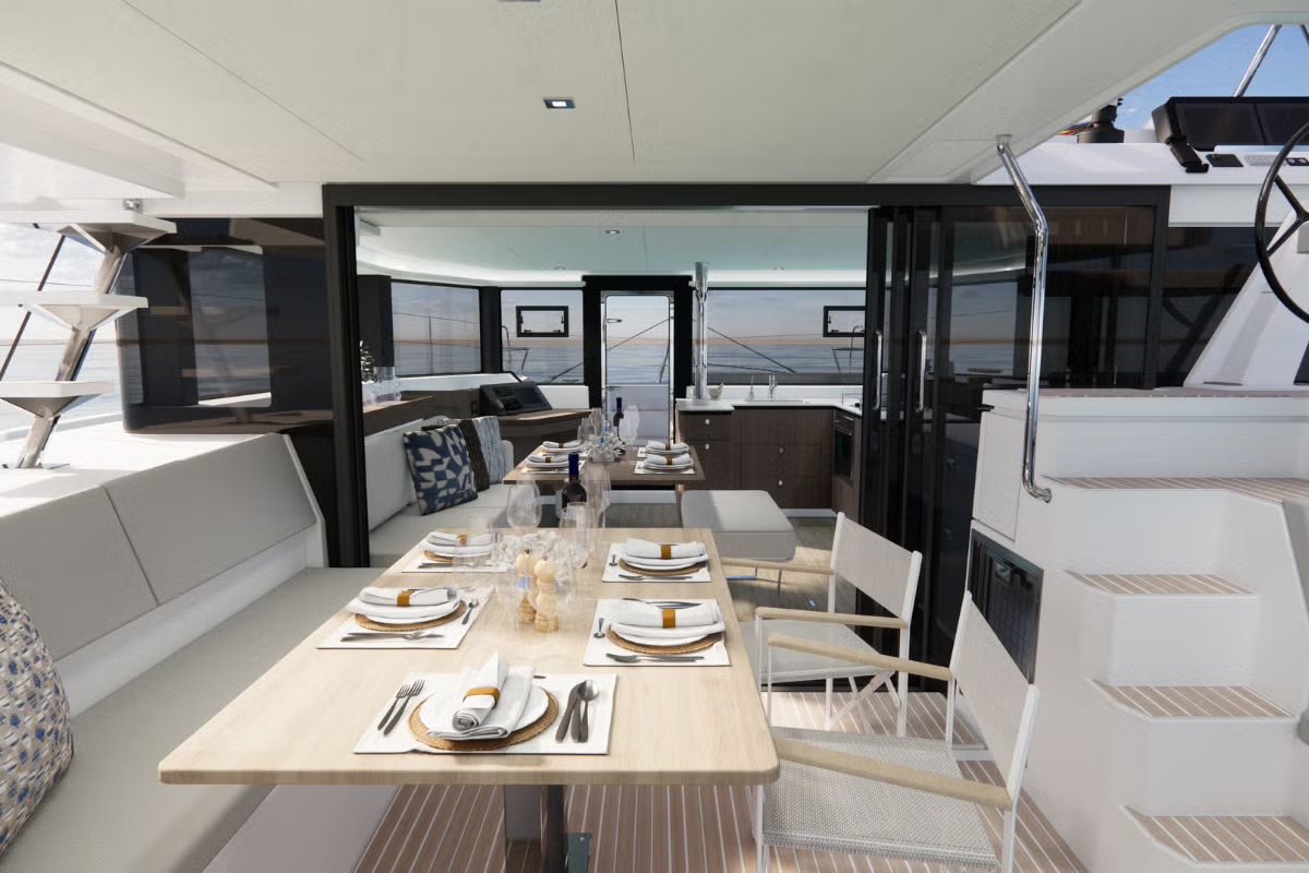 Aft cockpit al fresco dining