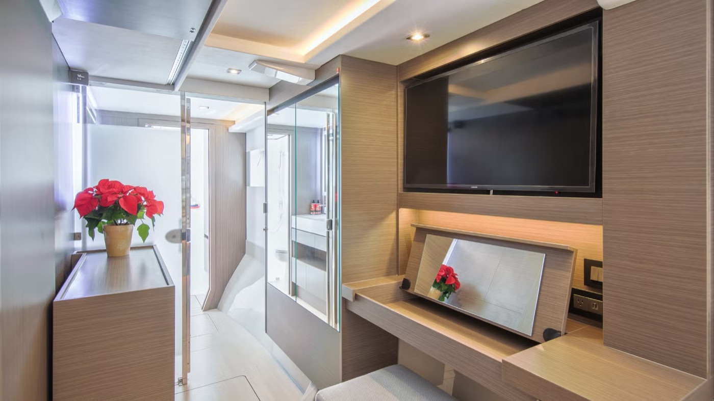 46PC owner's suite vanity and en-suite