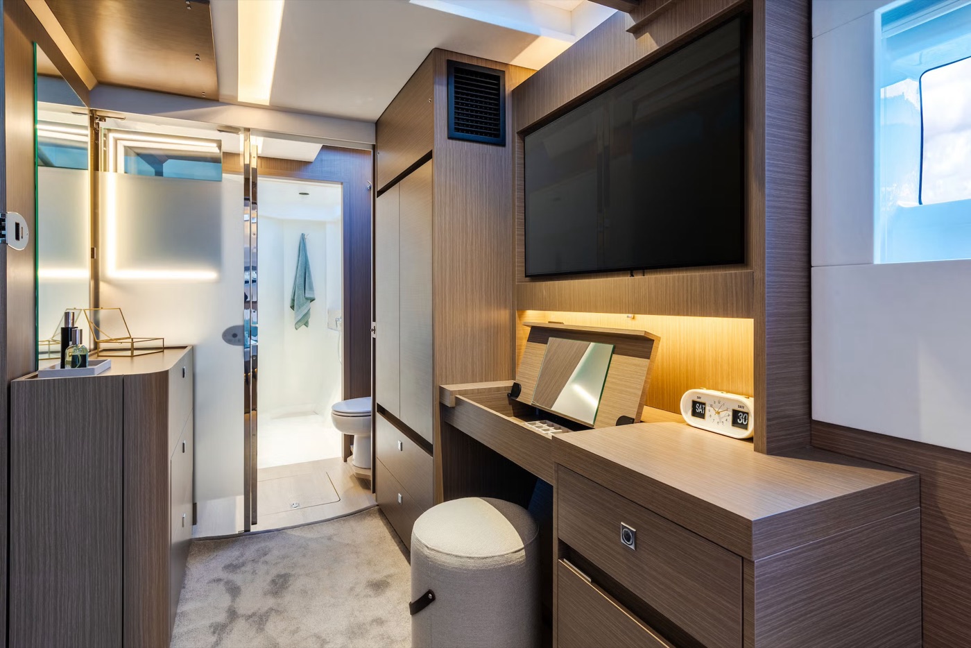 Leopard 52 — Starboard owner's cabin: island berth and vanity