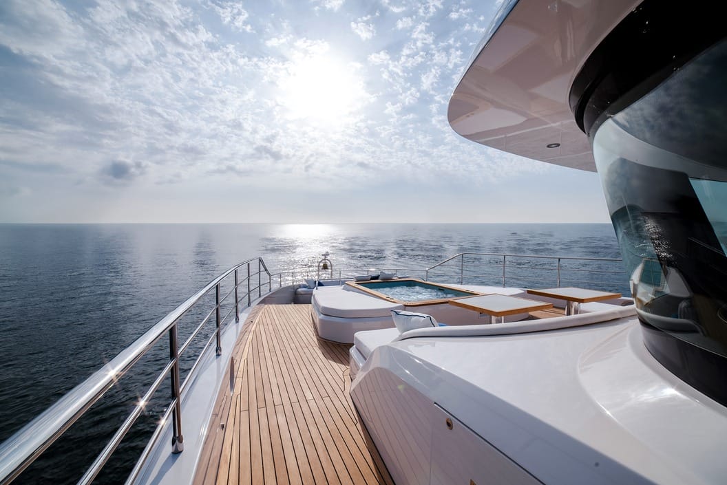 Majesty 112 sun deck jacuzzi