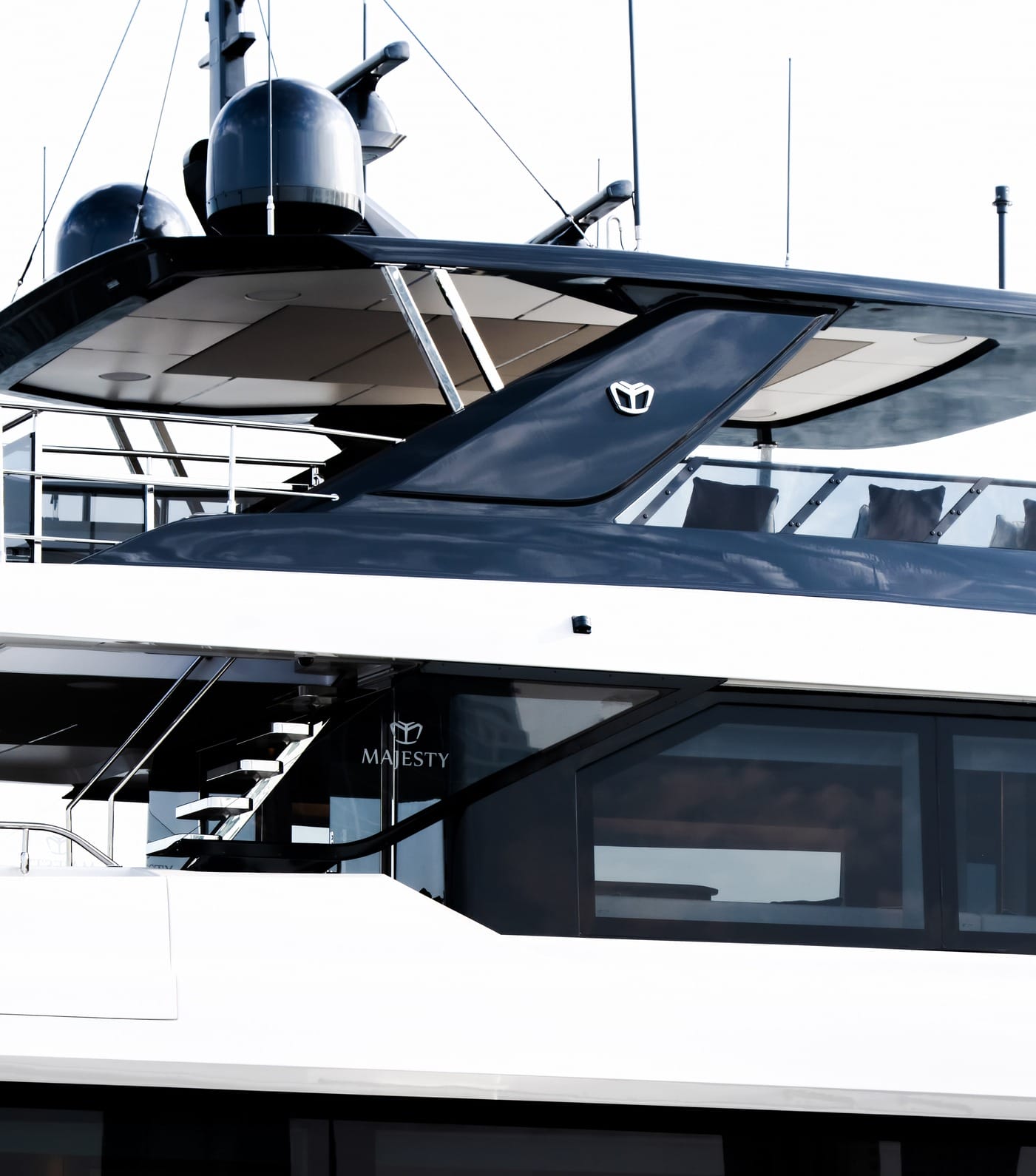 Majesty 112 hardtop and brand detail