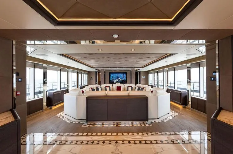 Majesty 175 main saloon panorama