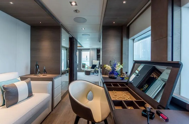 Majesty 175 owner's dressing area