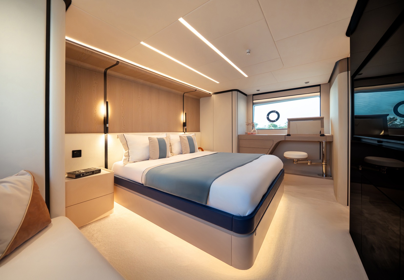 Majesty 60 owner's cabin