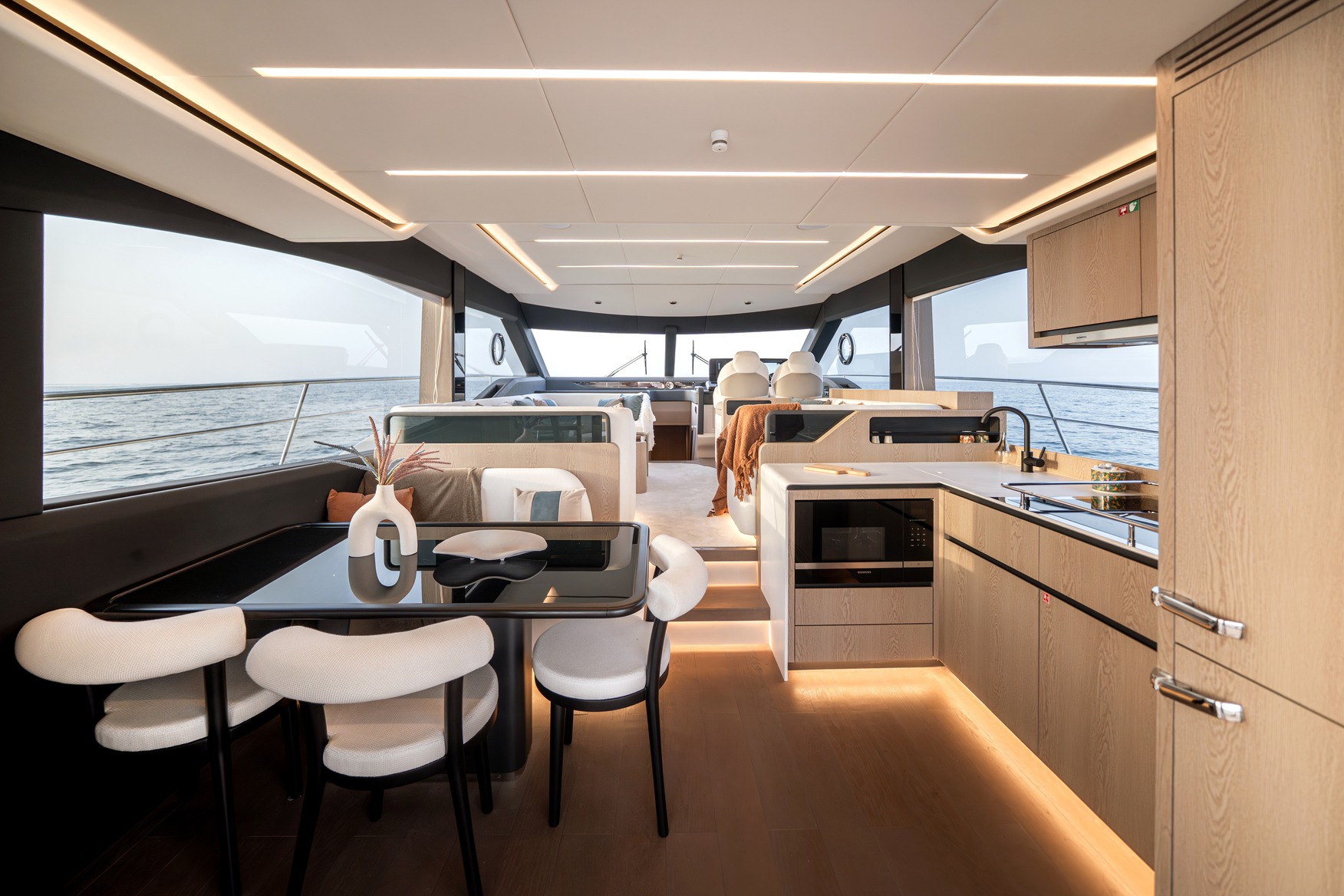 Majesty 60 main saloon