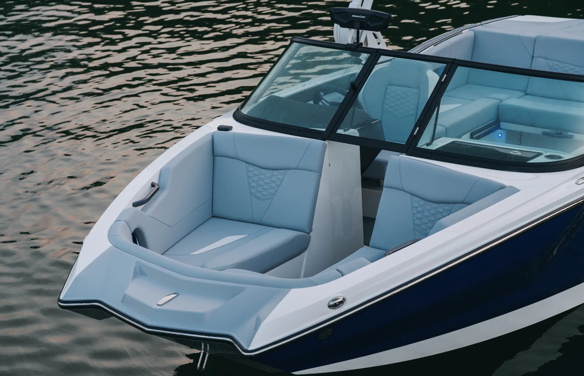 NXT22 船首休閒座椅與開闊水面