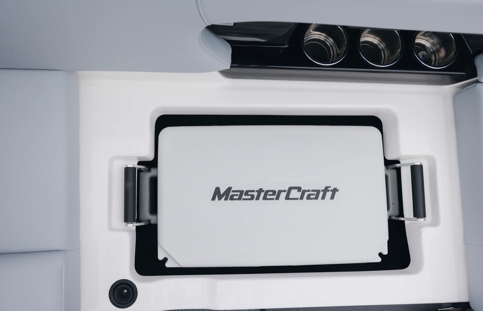 NXT22 帶 MasterCraft 標識的冷藏儲物艙