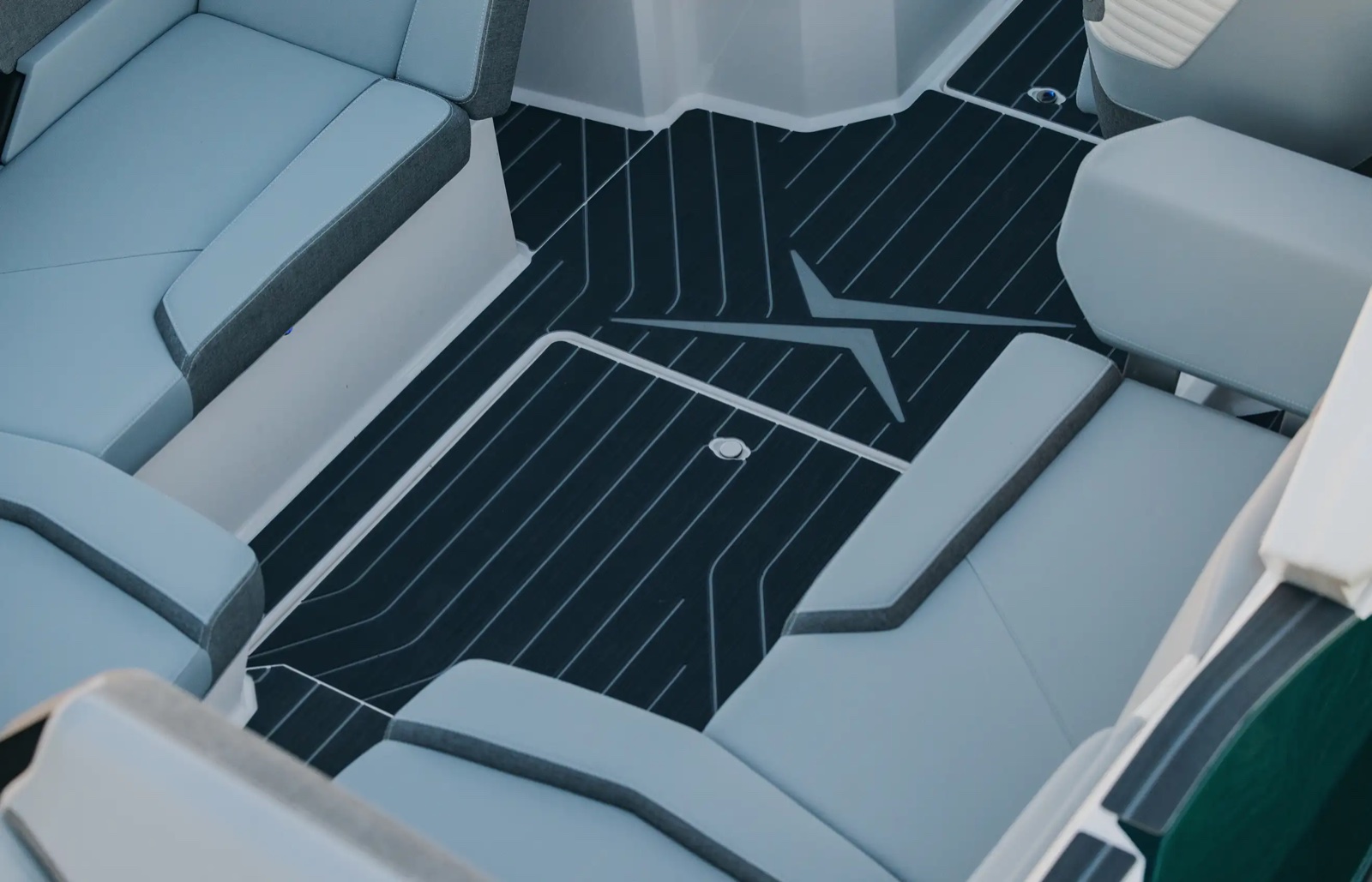 MasterCraft X23 helm seating