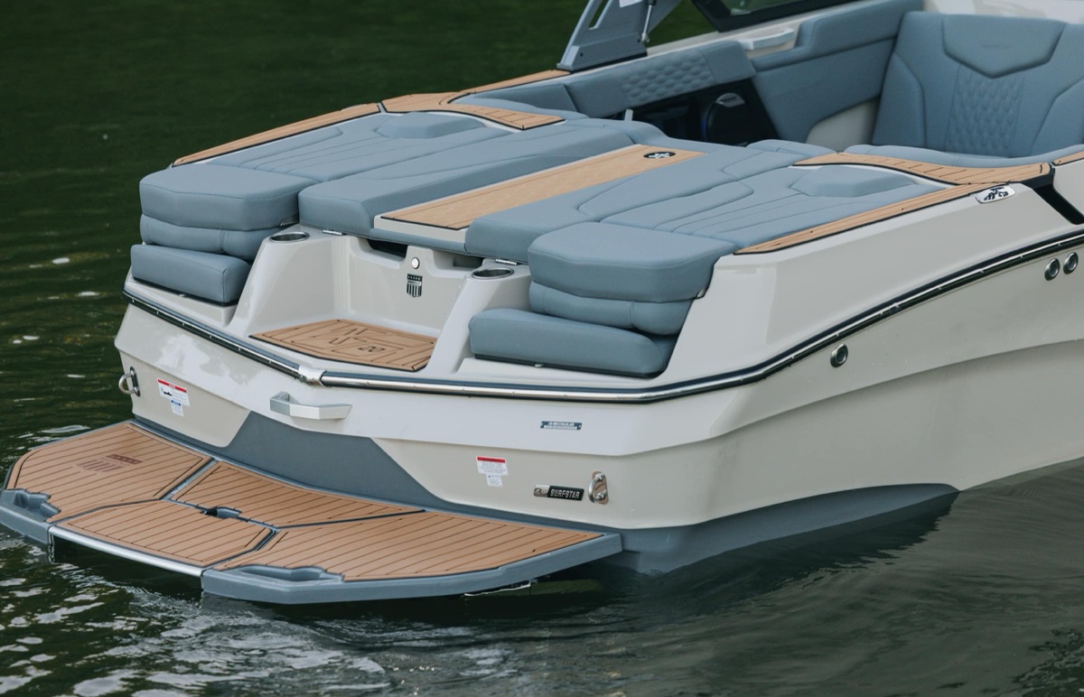 XT20 transom lounge and swim platform