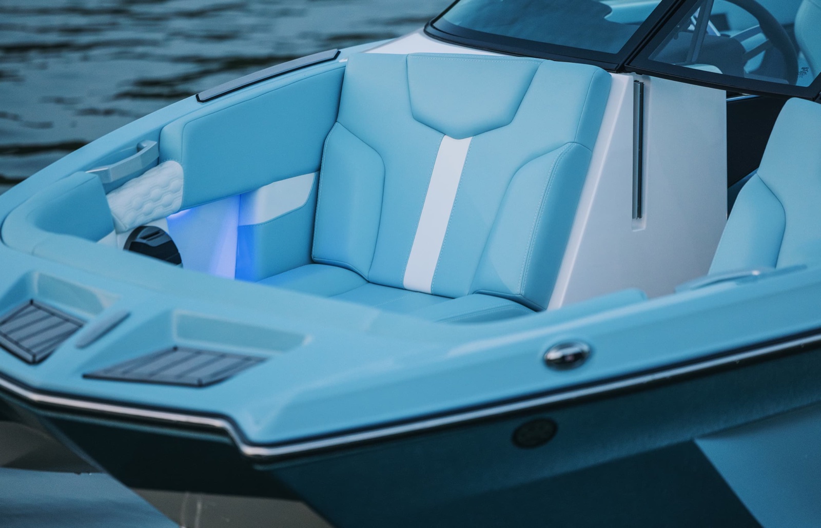 XT22 bow seating