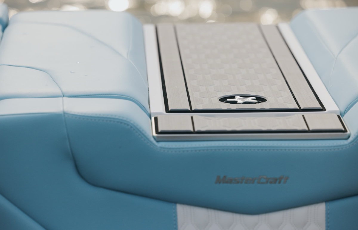 XT22 transom lounge and swim platform