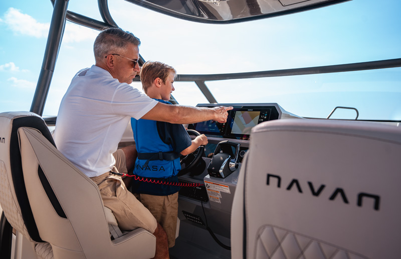 Navan S30 helm with navigation display