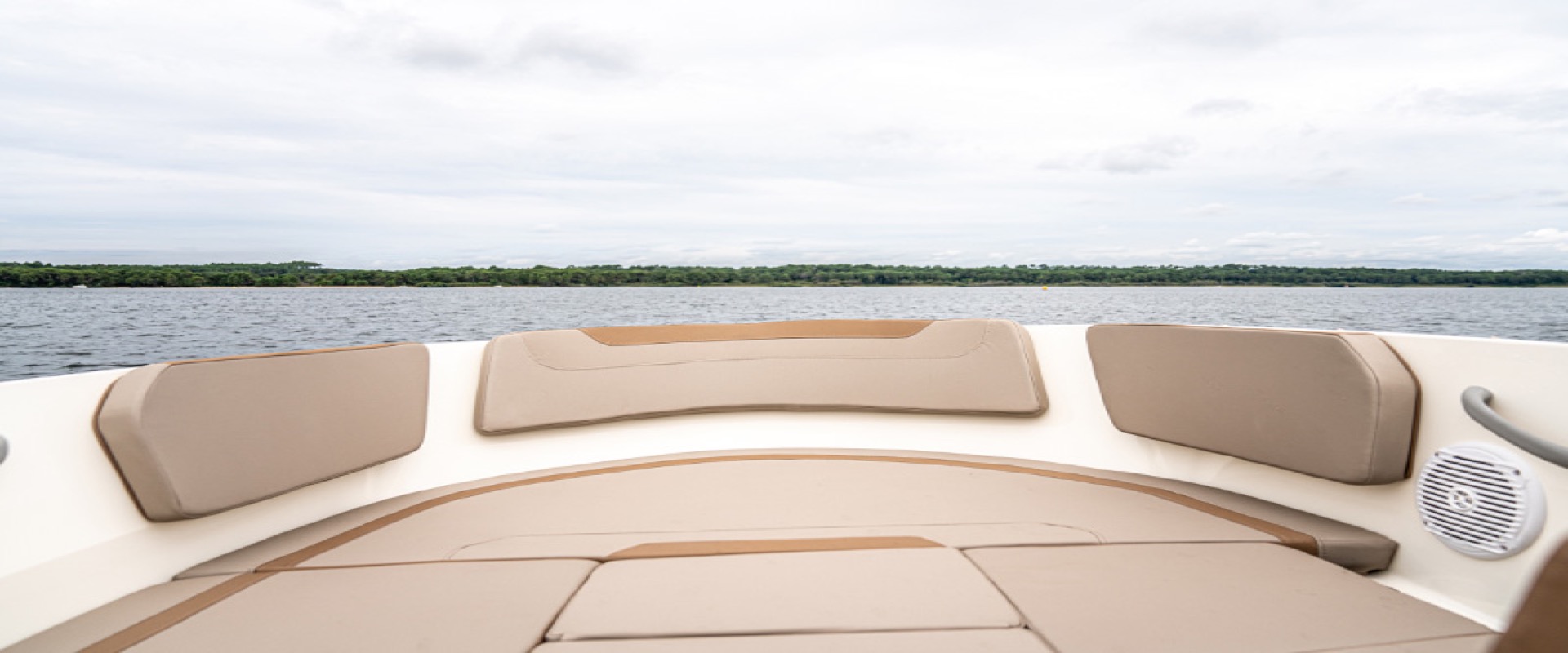 Quicksilver 475 aXess bow lounge area