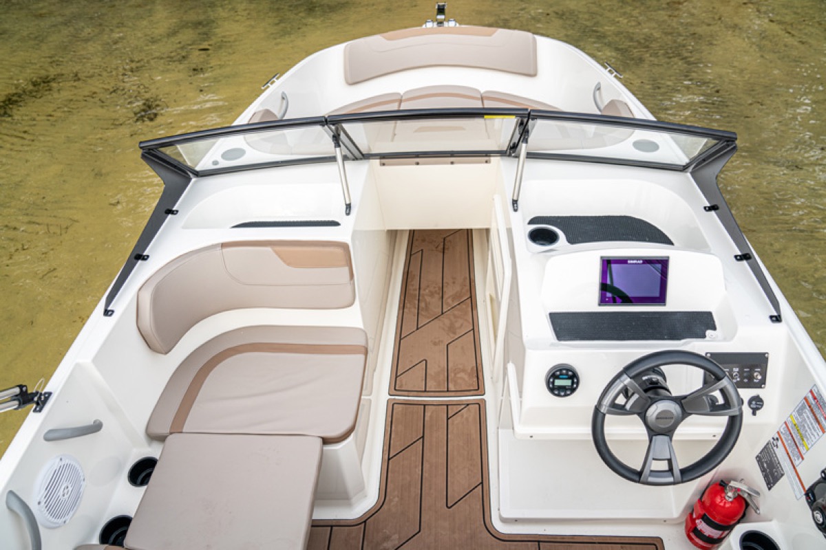 Quicksilver 525 aXess 駕駛艙佈局