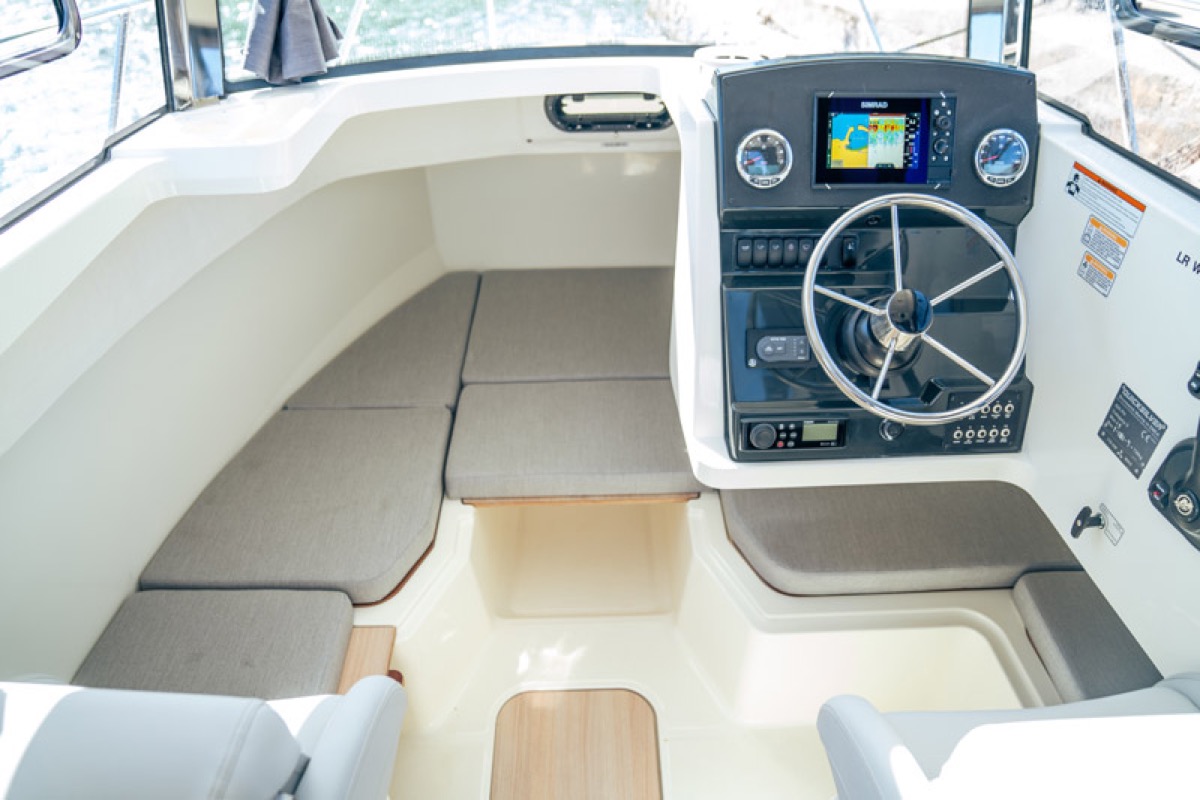 625 Pilothouse helm and lounge area