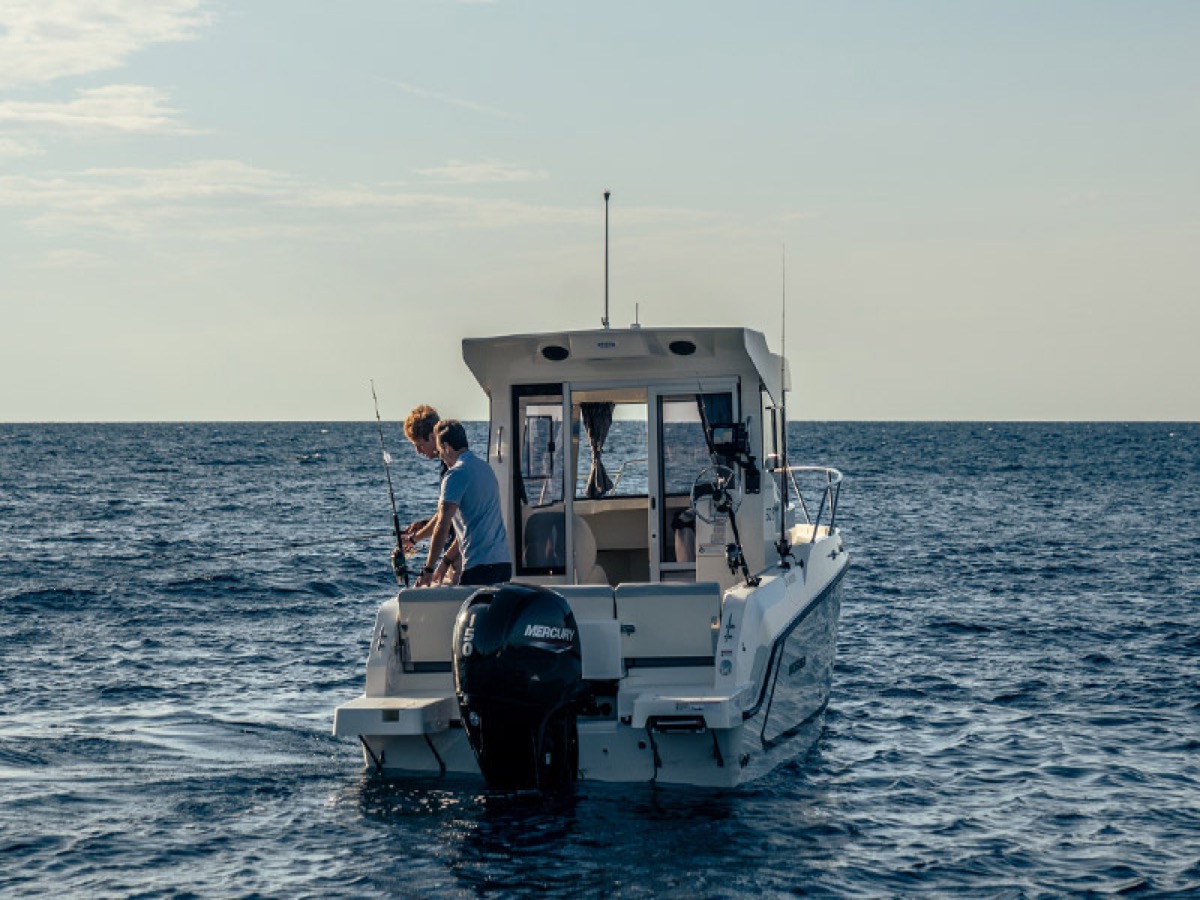 625 Pilothouse fishing on open water