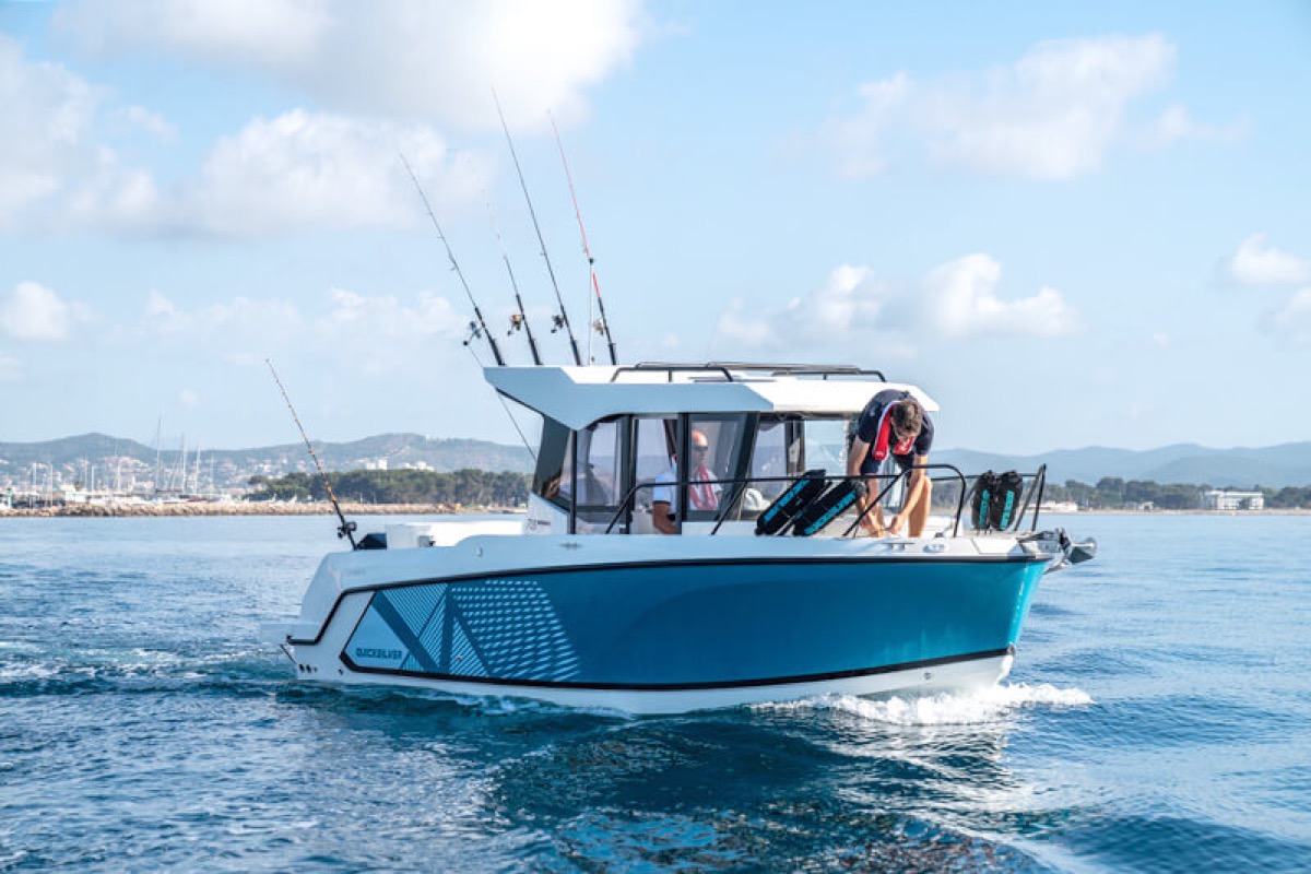 705 Pilothouse side profile underway