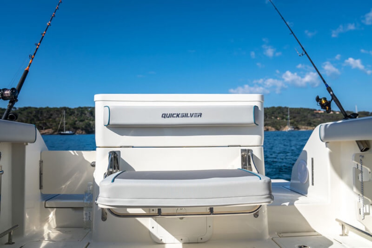 705 Pilothouse aft fishing area