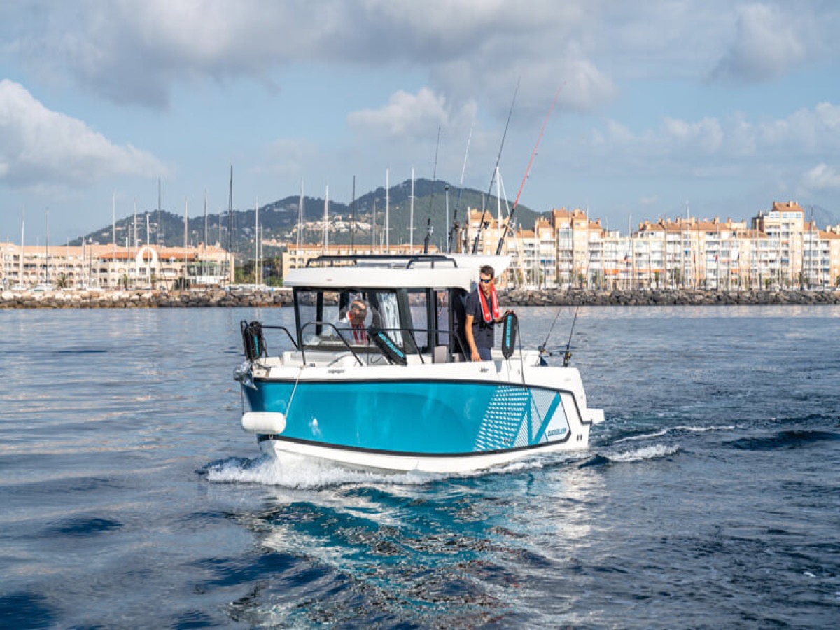 705 Pilothouse bow and pilothouse profile