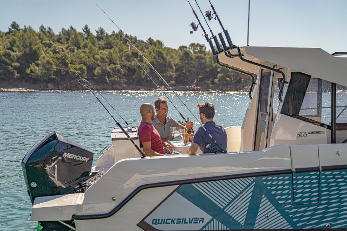 805 Pilothouse aft social area