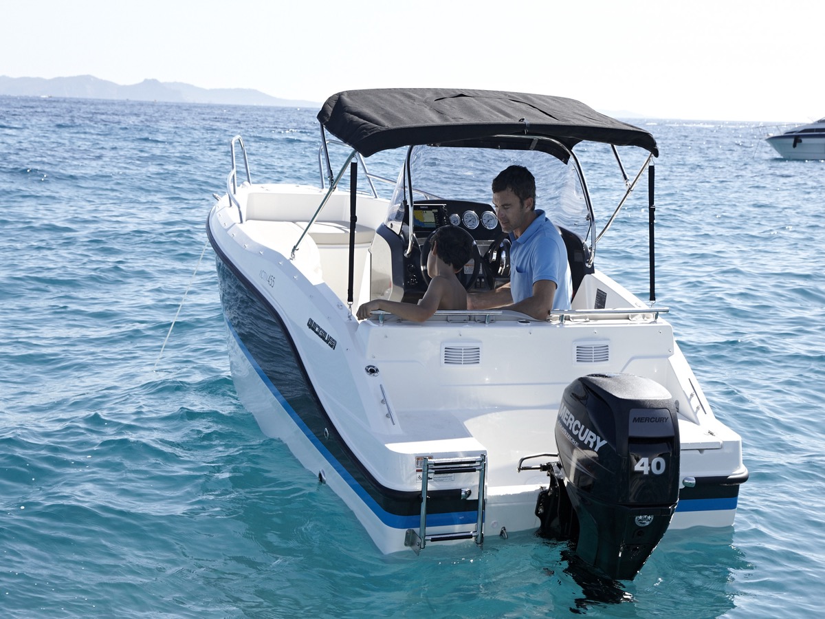 Activ 455 Open cruising at sea