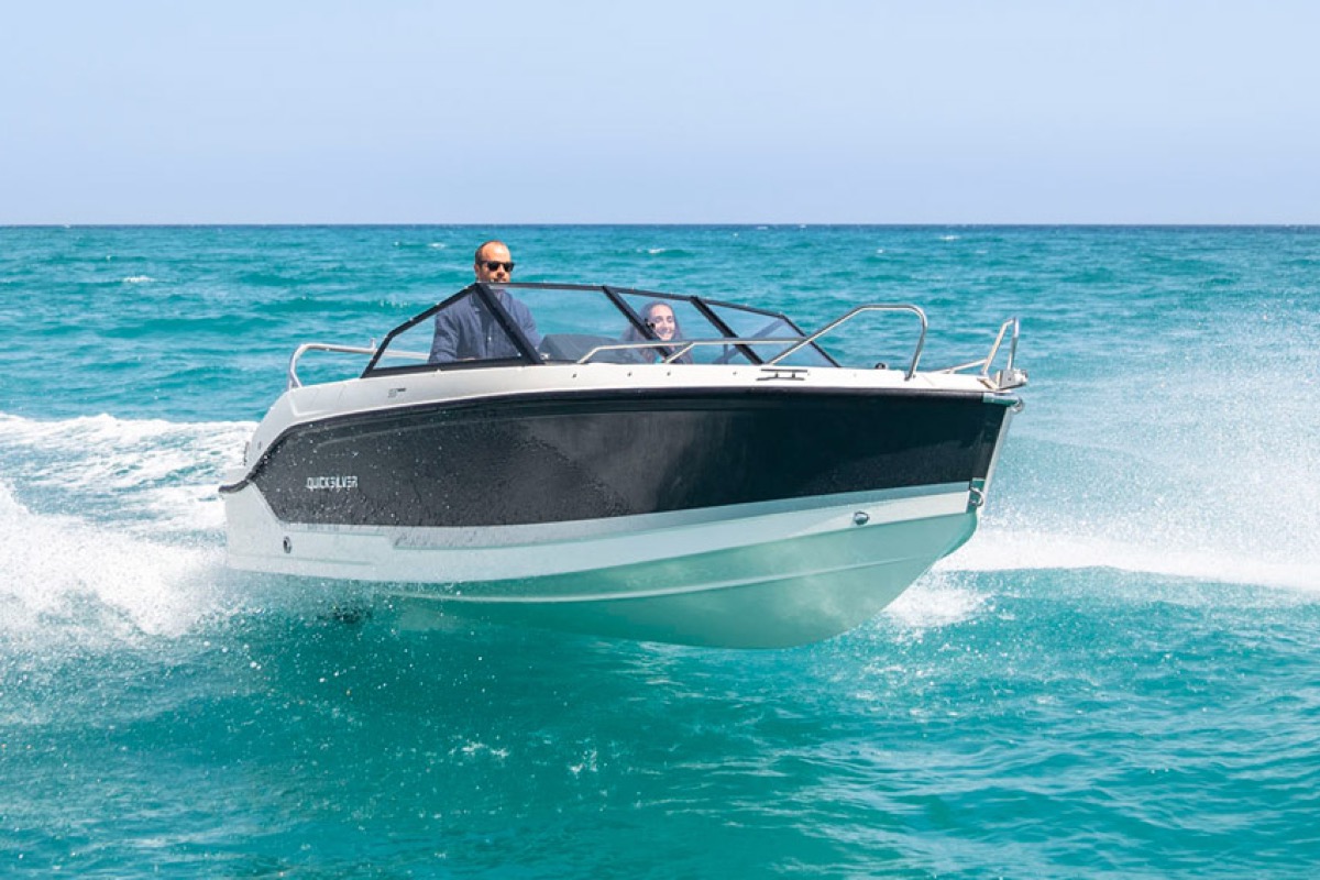 Activ 555 Bowrider 側面高速航行